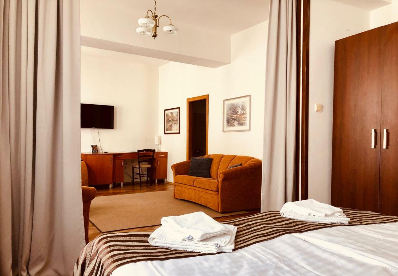 Hotel & Penzion Grand Matej Banská Štiavnica Esterno foto
