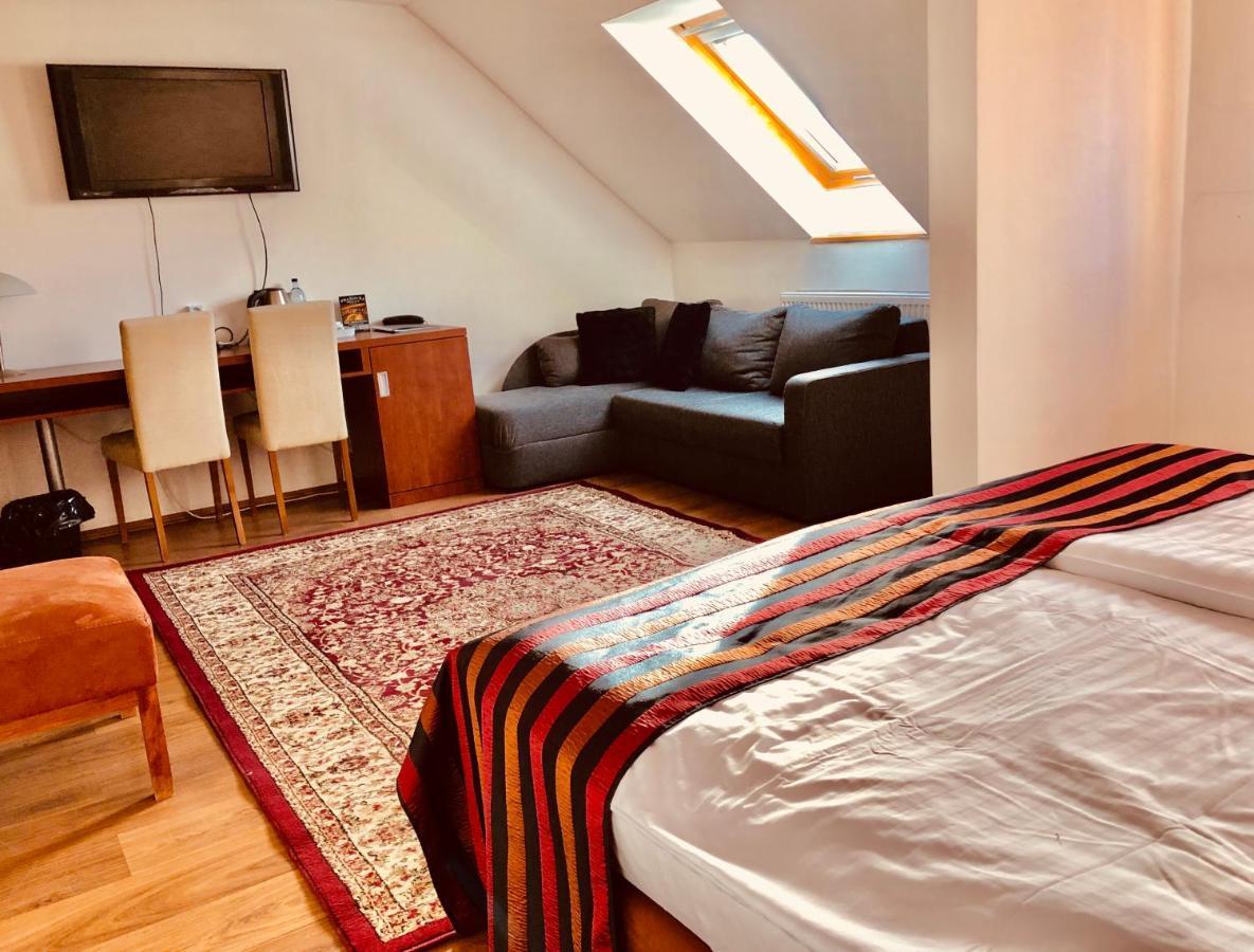Hotel & Penzion Grand Matej Banská Štiavnica Esterno foto