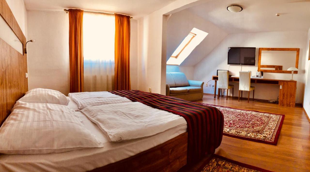 Hotel & Penzion Grand Matej Banská Štiavnica Esterno foto